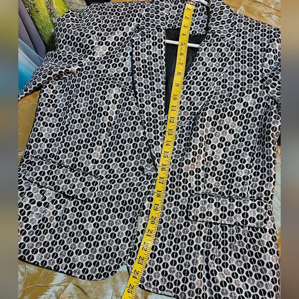 Women's Black and Cream Sequined Patterned Blazer. Size Large. - Picture 7 of 9